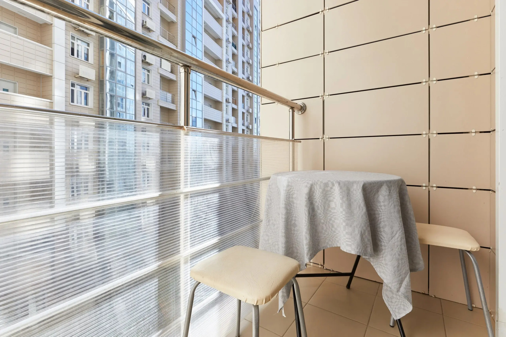 Квартира с изолированной спальней и балконом в 100 м от моря