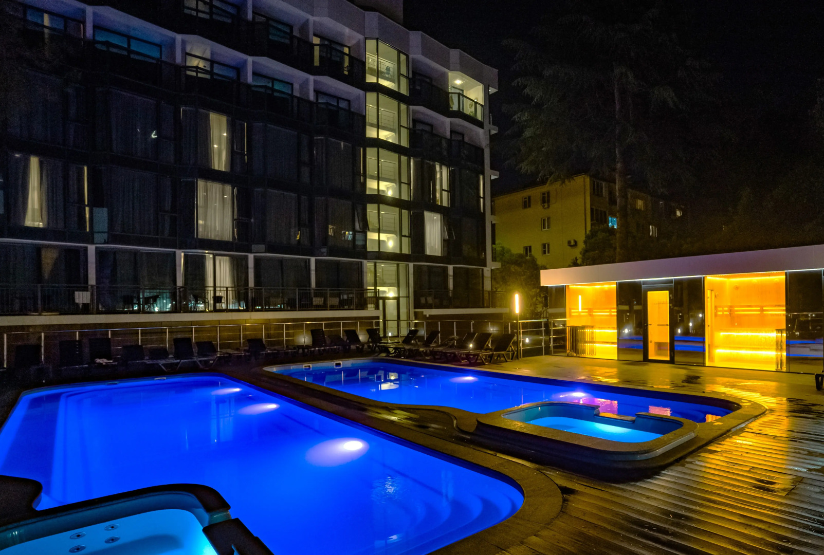 Отель Mirror Family