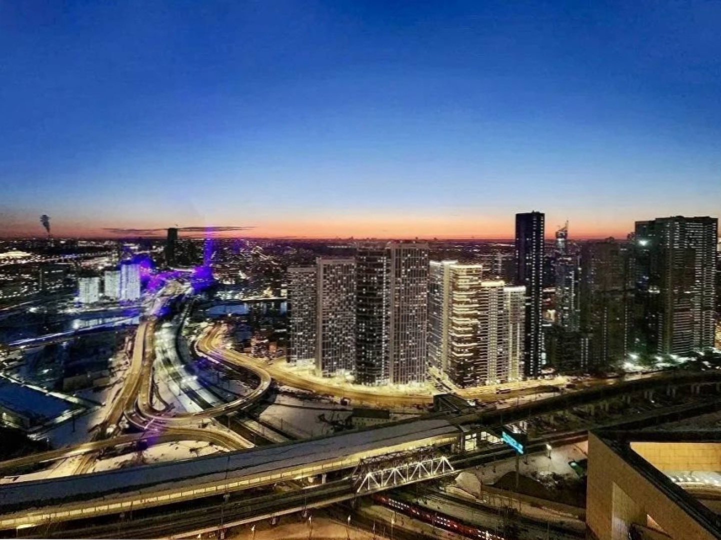 Апартаменты Sky City Moscow Уютная студия с подсветкой и Аэрохоккеем в Москва Сити! Закатная сторона!