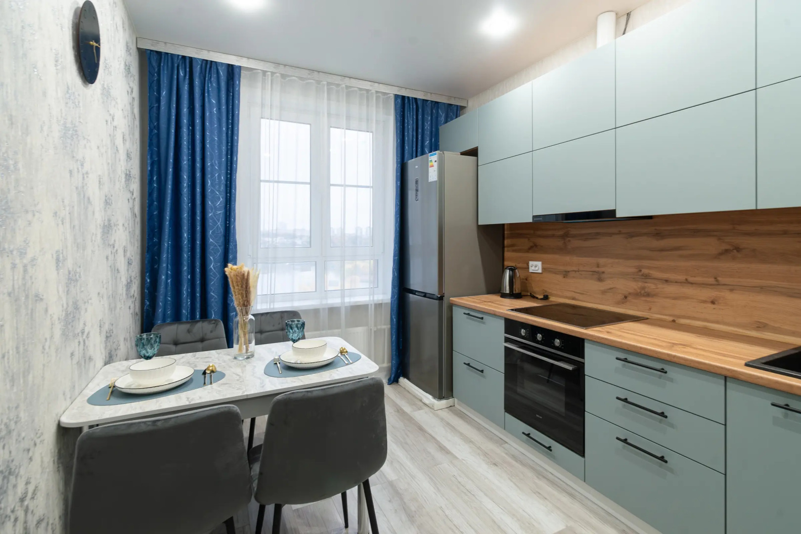 Апартаменты с панорамными окнами на набережной реки