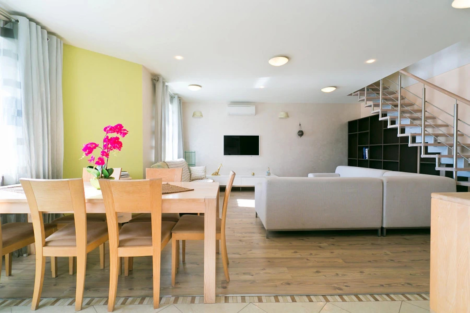 Апартаменты 4-комнатные HomeApart Сторожовская, 8