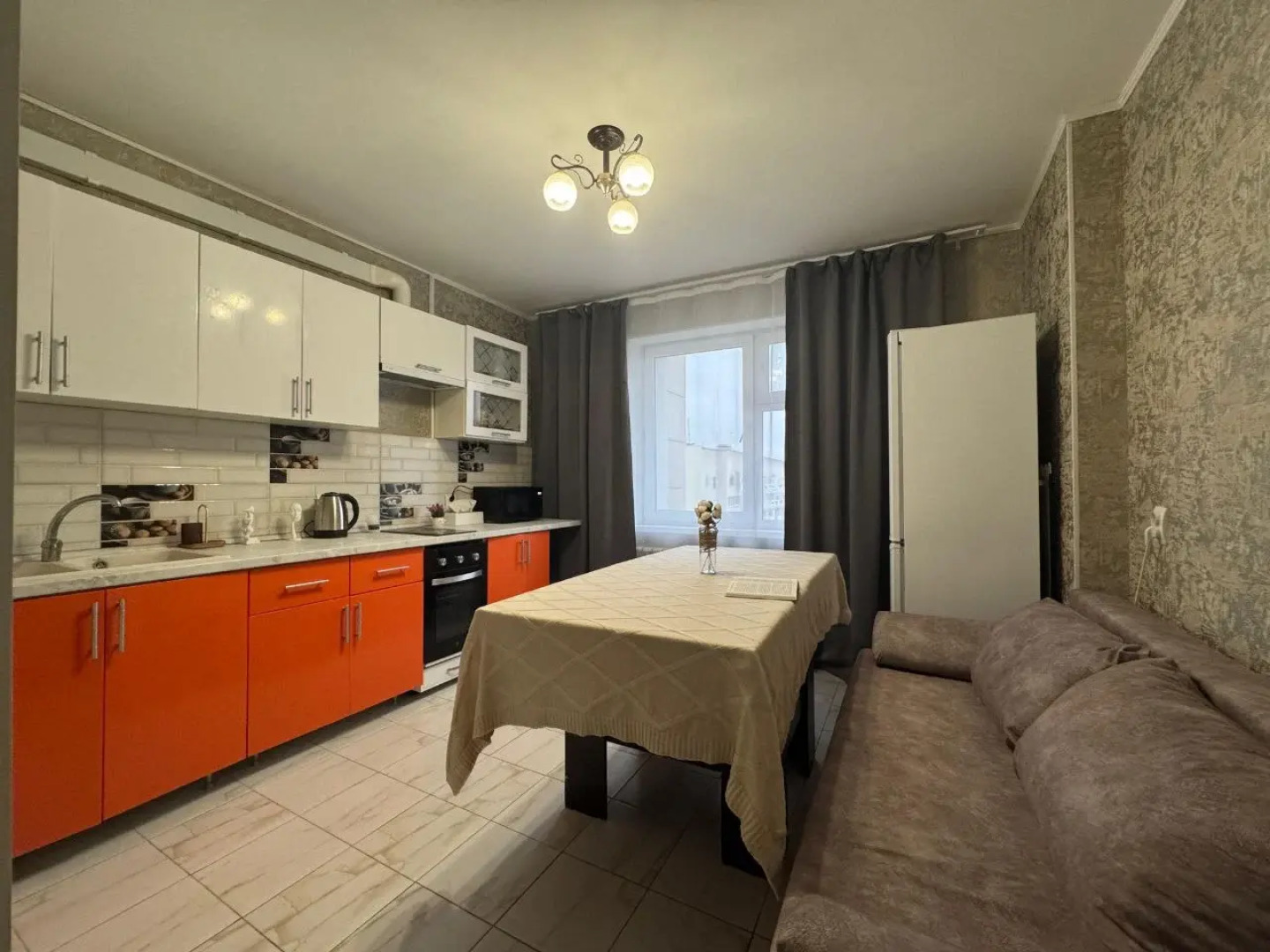 Апартаменты на 14 гостей на Хади Такташа 121 в центре города  На берегу Оз.Кабан