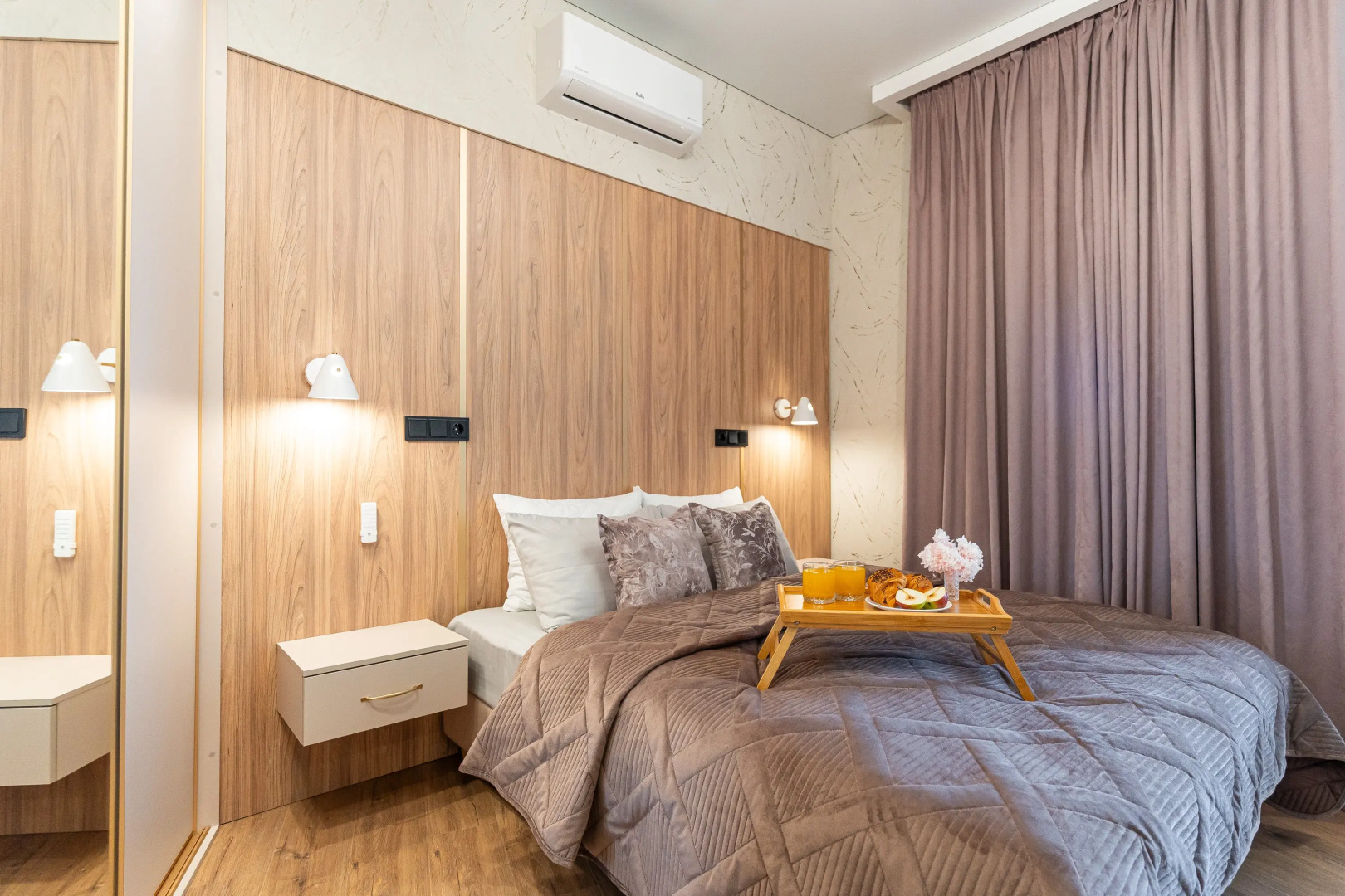 Апартаменты трехкомнатные с панорамным видом на город и море в центре Новороссийска от LetoApart