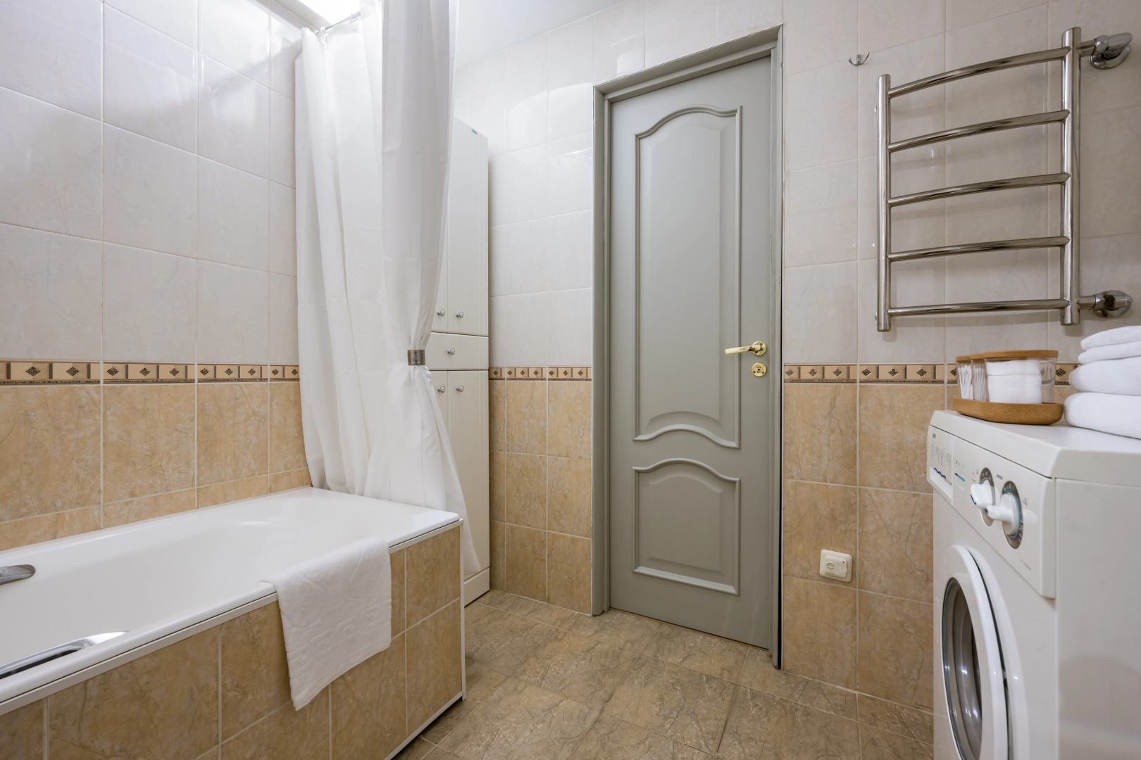 Квартира Просторная с зоной отдыха на балконе последнего этажа с видом на тихий двор