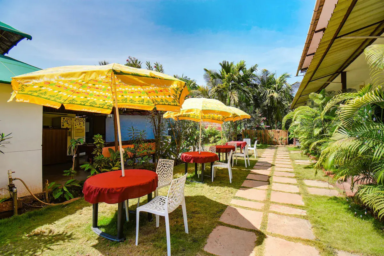 Hotel YogiTree beach Resort & Cafe