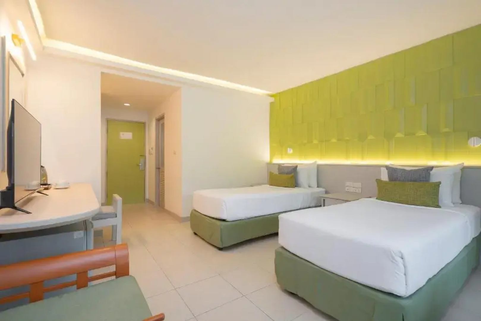 Отель The Green Park Resort