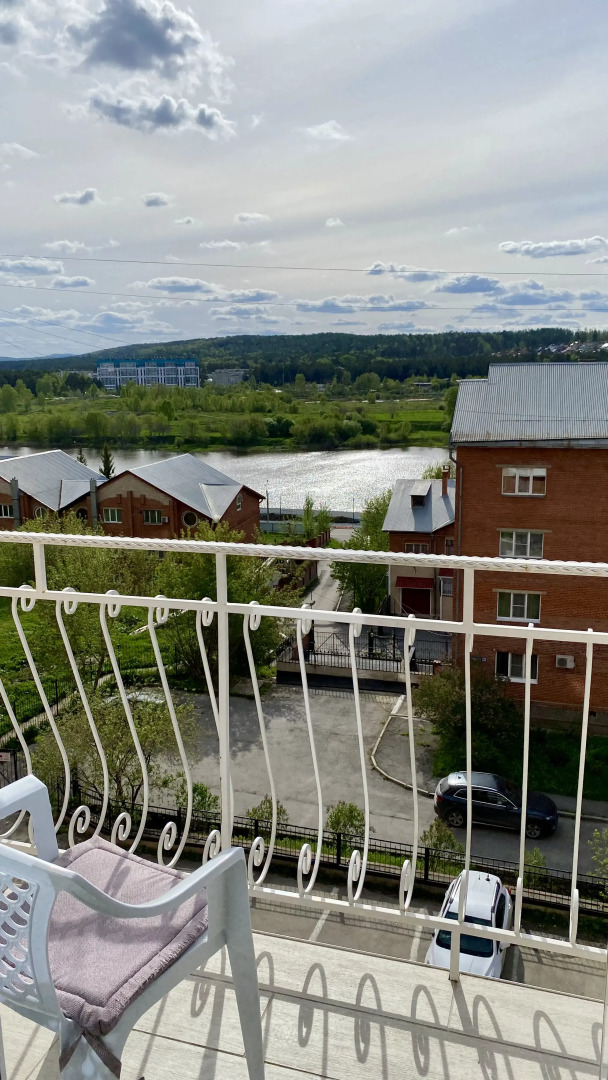 Квартира Ваш Оазис Спокойствия с Видом на Реку и Горы в Центре Городской Жизни