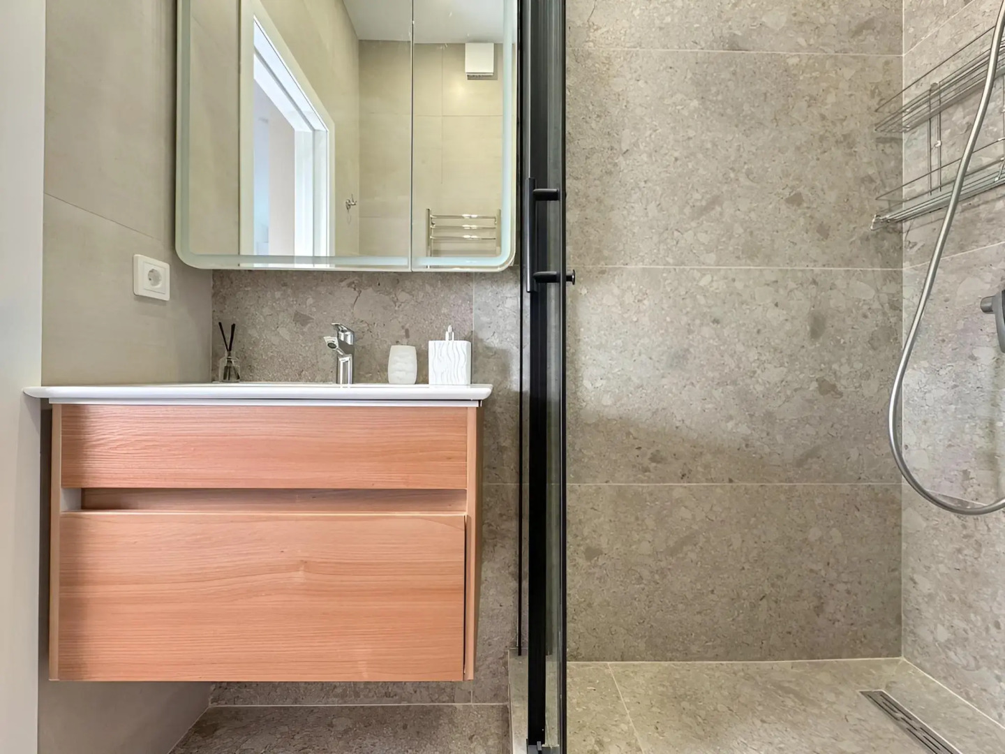 Апартаменты Яркая Студия с Видом на Море