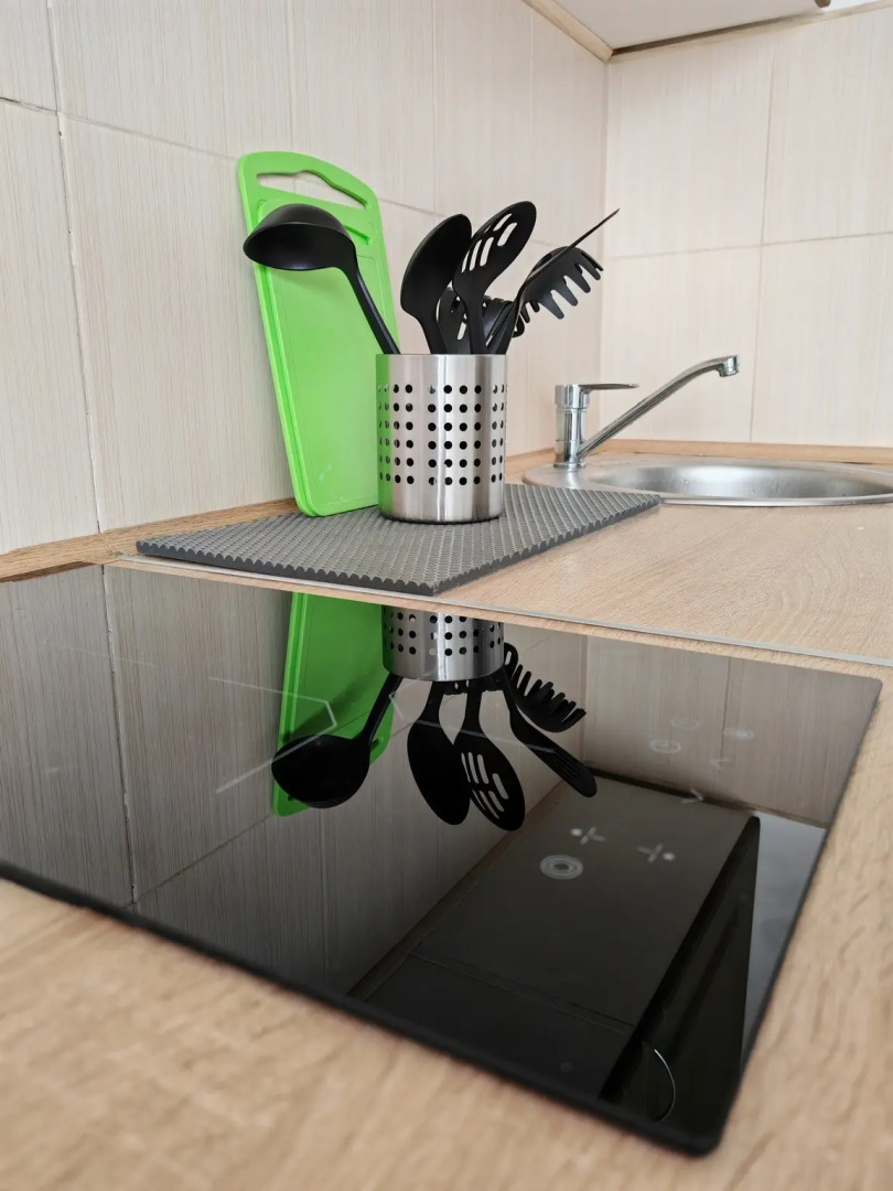 Квартира с диваном на кухне и балконом на Байбакова 2