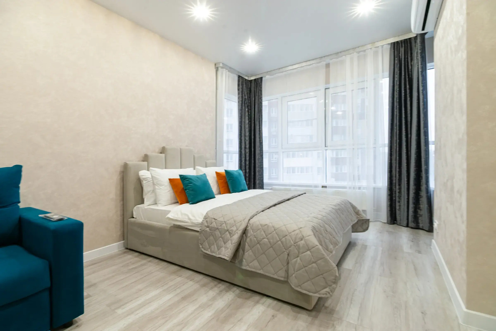 Апартаменты с панорамными окнами на набережной реки