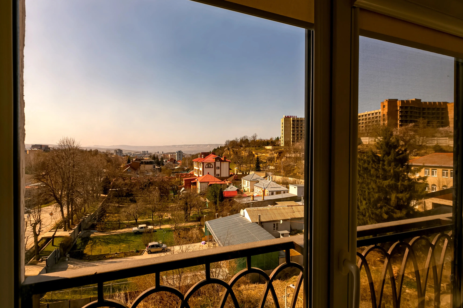 Апартаменты Лира от Ирины Савельевой + С красивым видом на Боргустанский хребет + У входа в верхний Курортный парк + Релакс 150%!