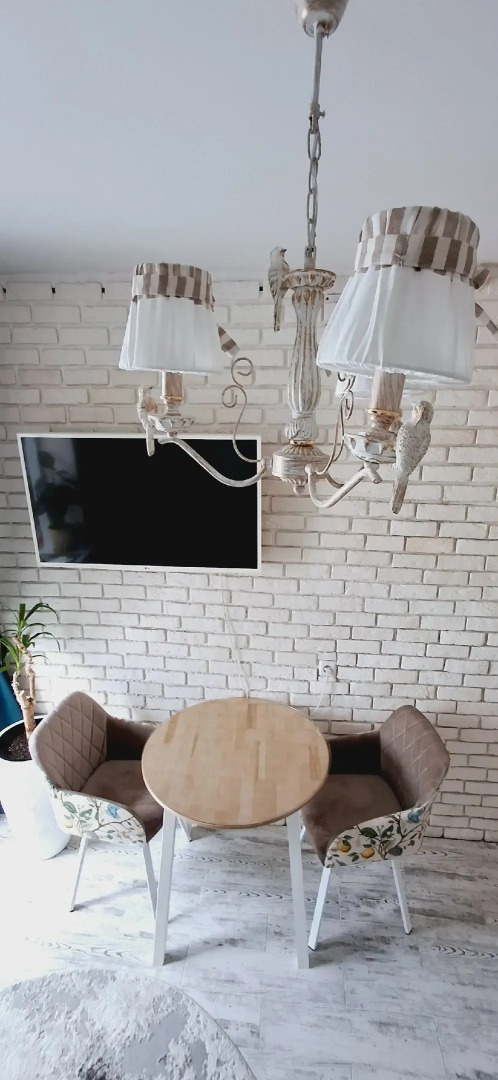 Квартира с подвесными креслами из ротанга на панорамной лоджии