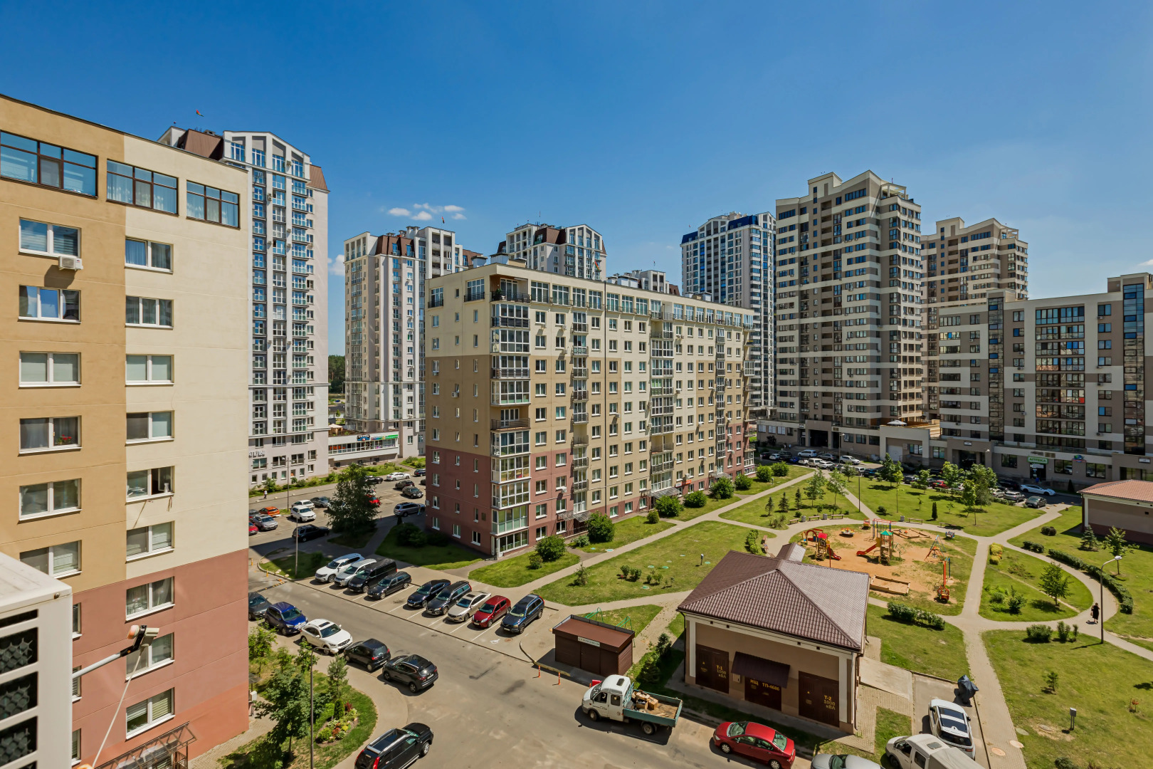 Апартаменты двухкомнатные рядом с метро и ТЦ Dana Mall