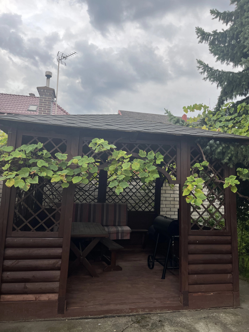 Частный дом с бассейном, сауной и камином