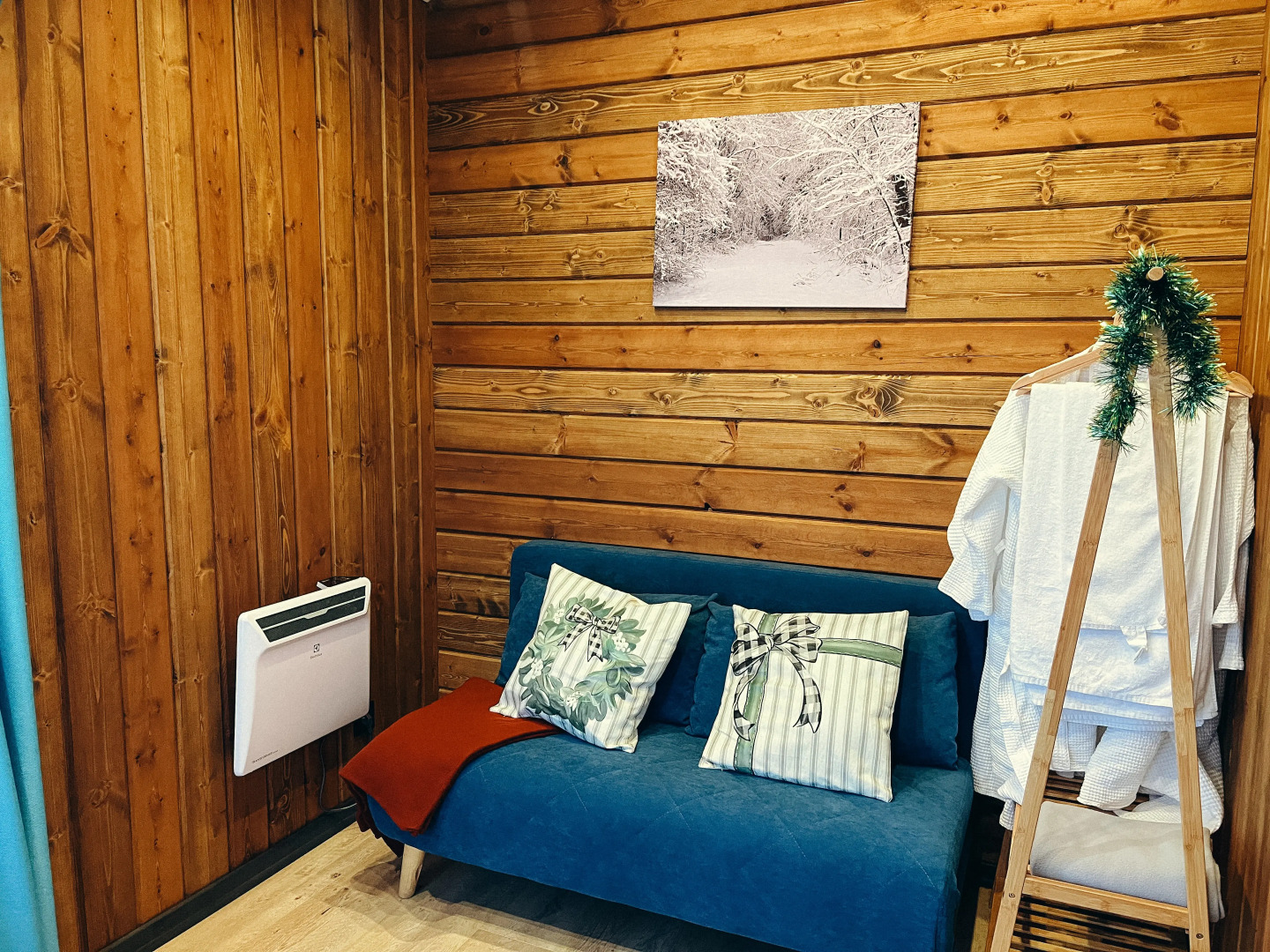 Частный дом с панорамными окнами с выходом на террасу и баней на дровах