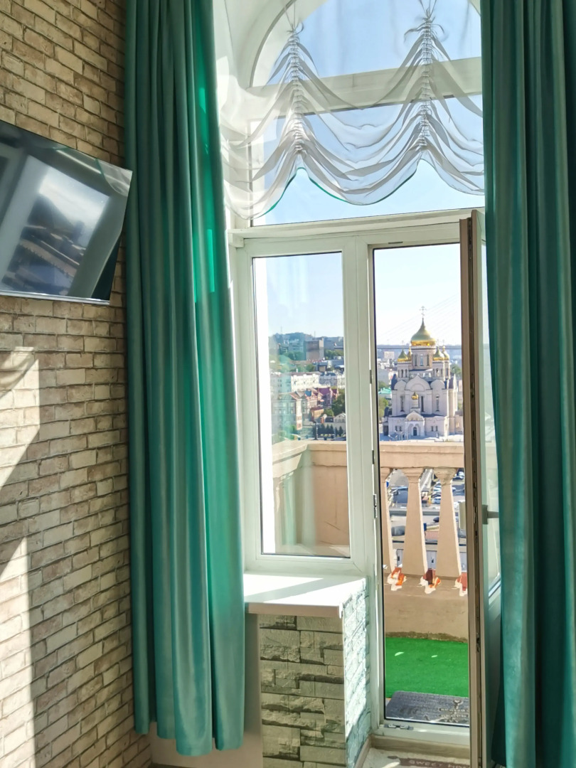 Апартаменты с балконом и видом на Золотой мост