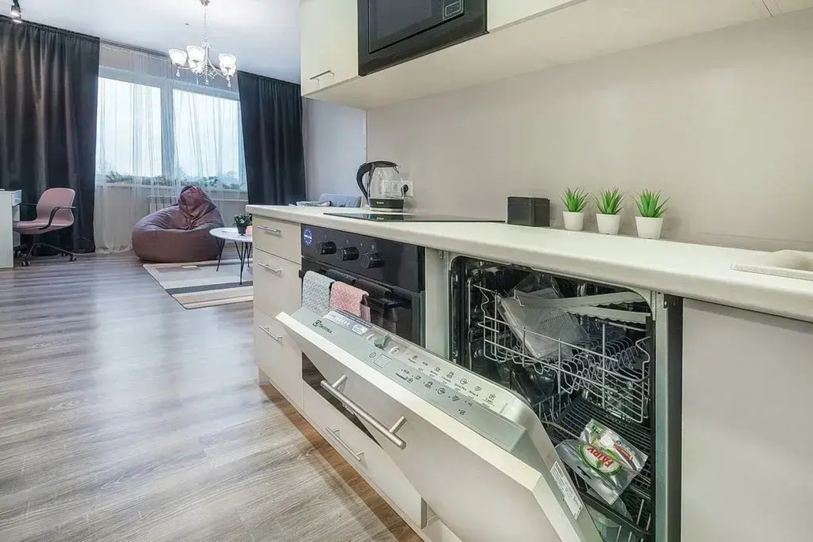 Апартаменты SKY INN Color Pink