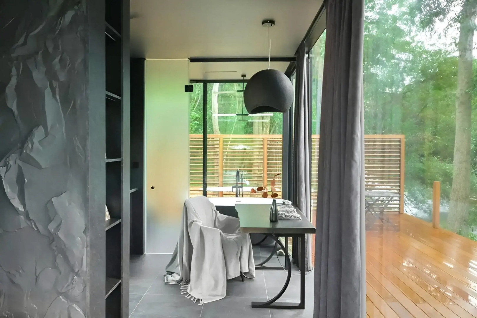 Частный Дом на Берегу Реки с Авторским Дизайном