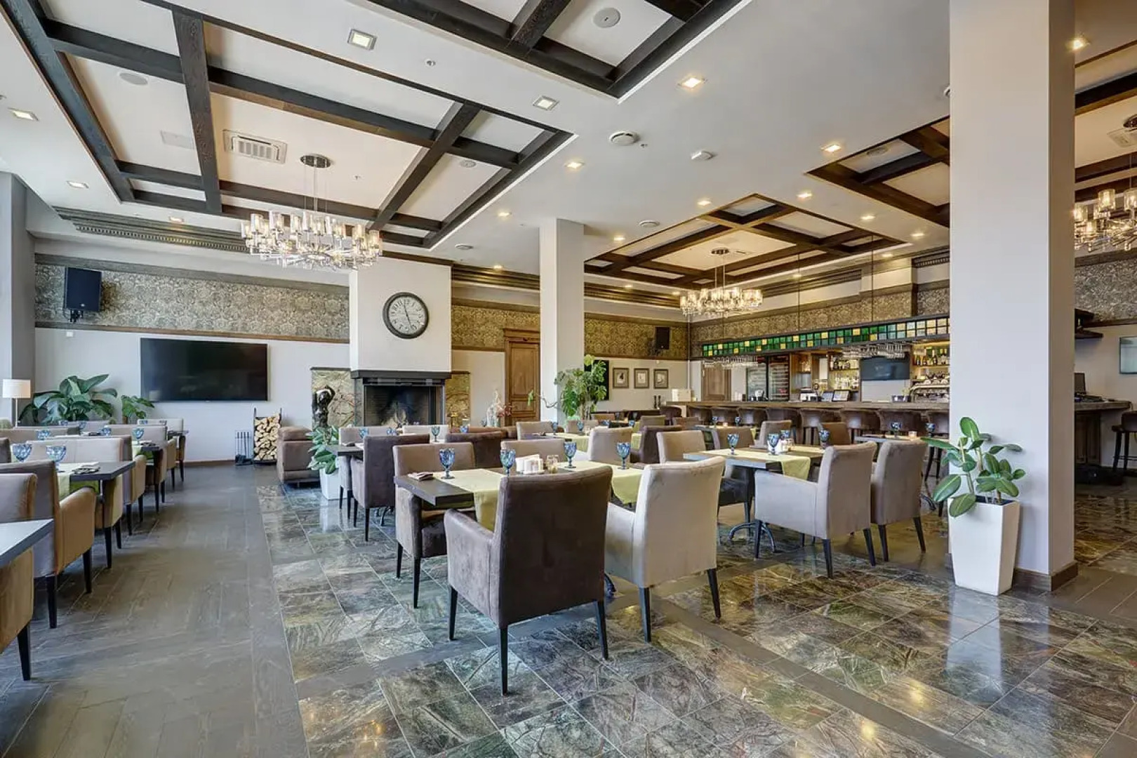 Отель Астро Плаза