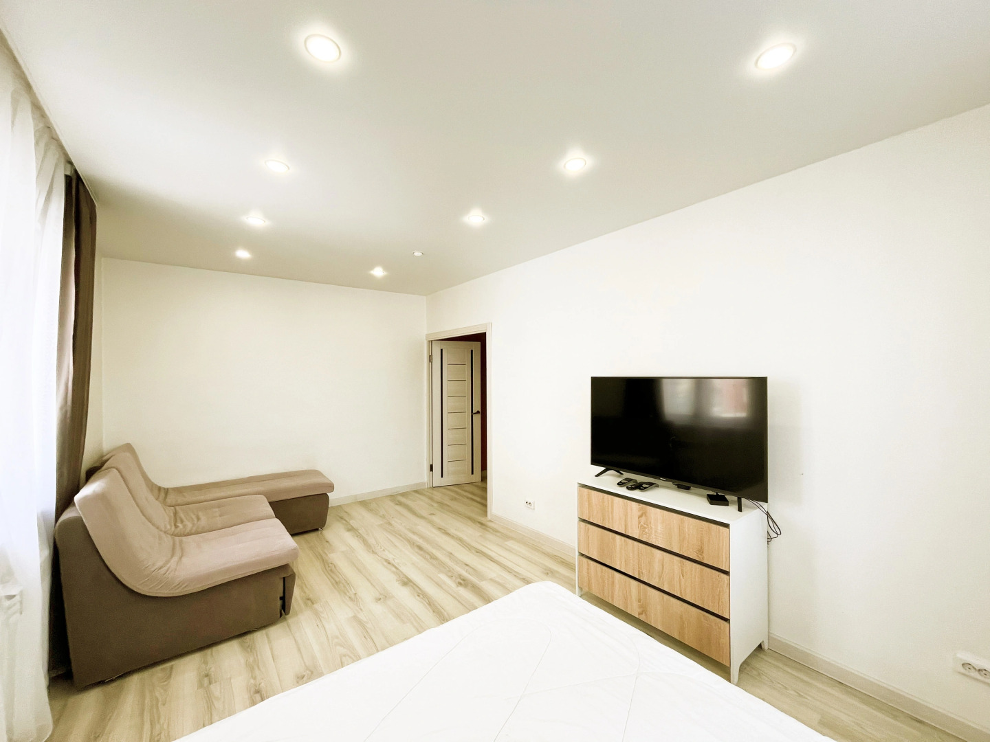 Новая большая двухкомнатная квартира на Площади Советов