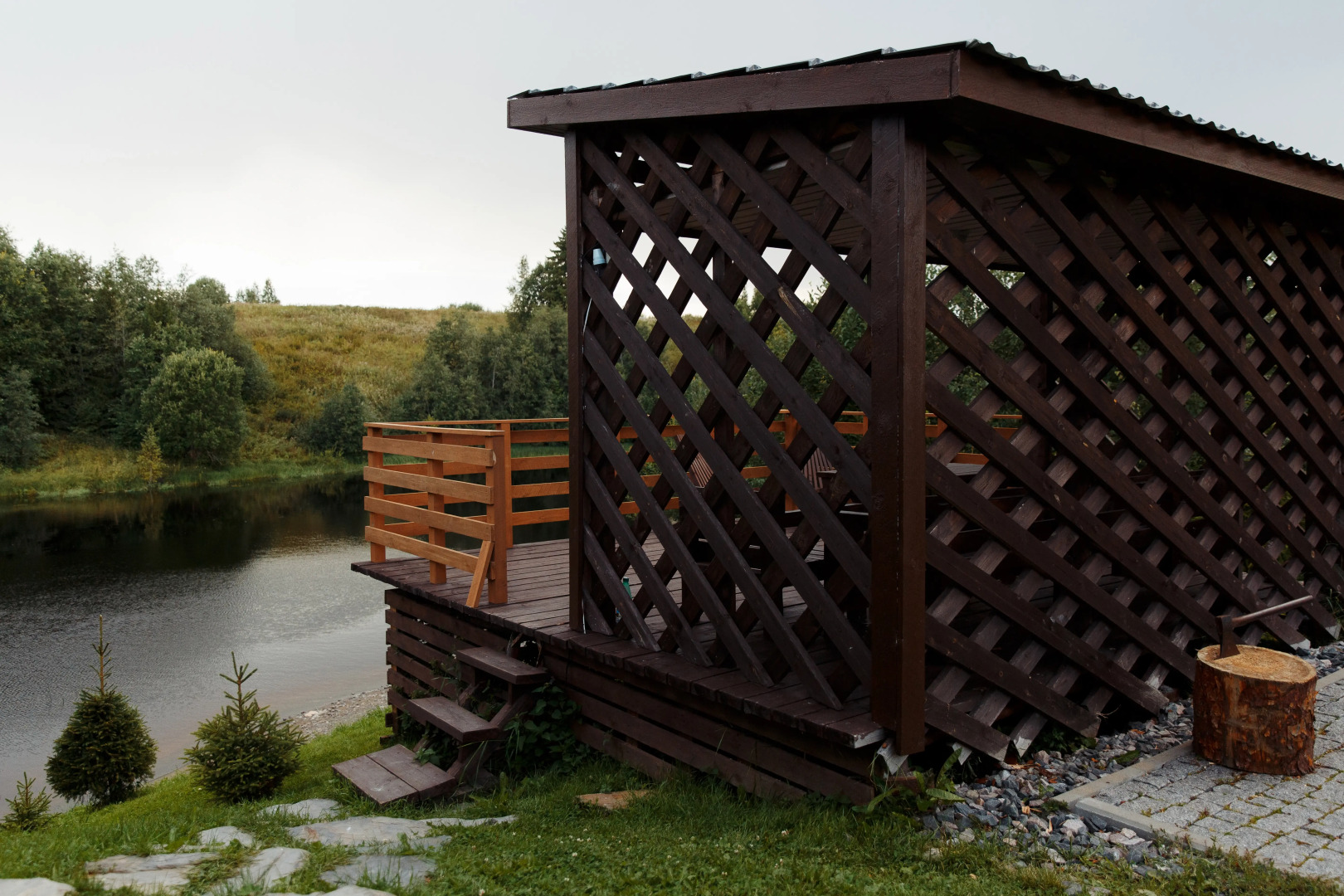 Частный дом у реки