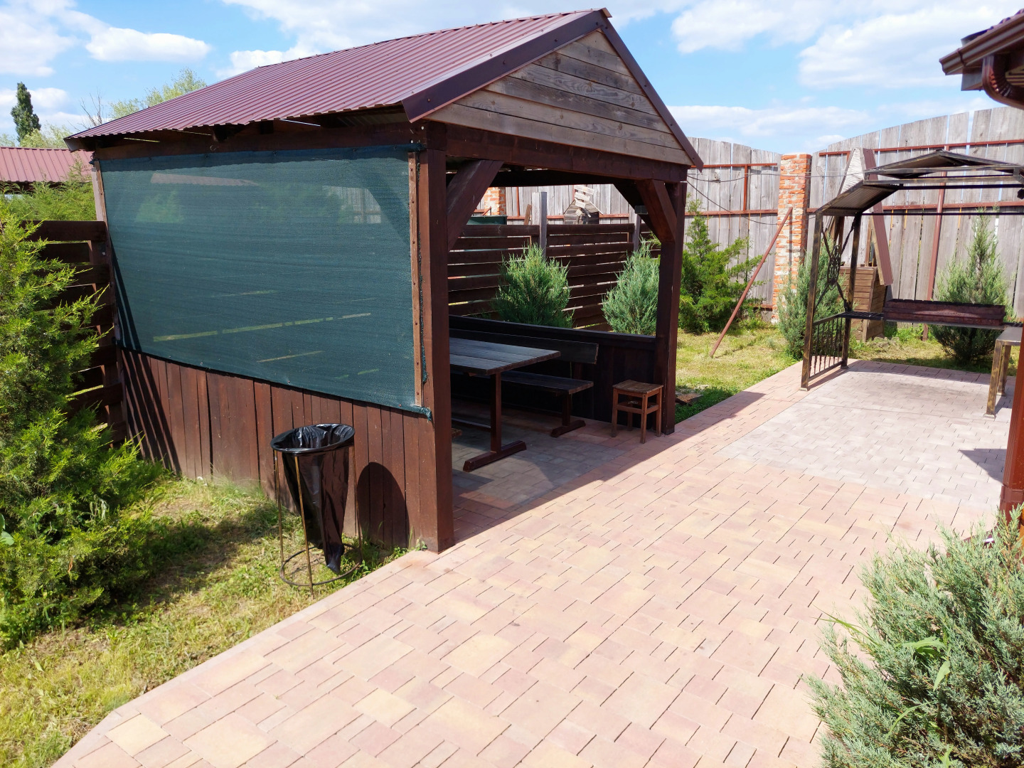 Частный дом с камином у реки