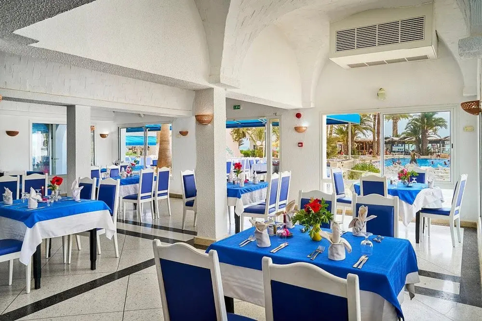 Курортный отель Hari Club Beach