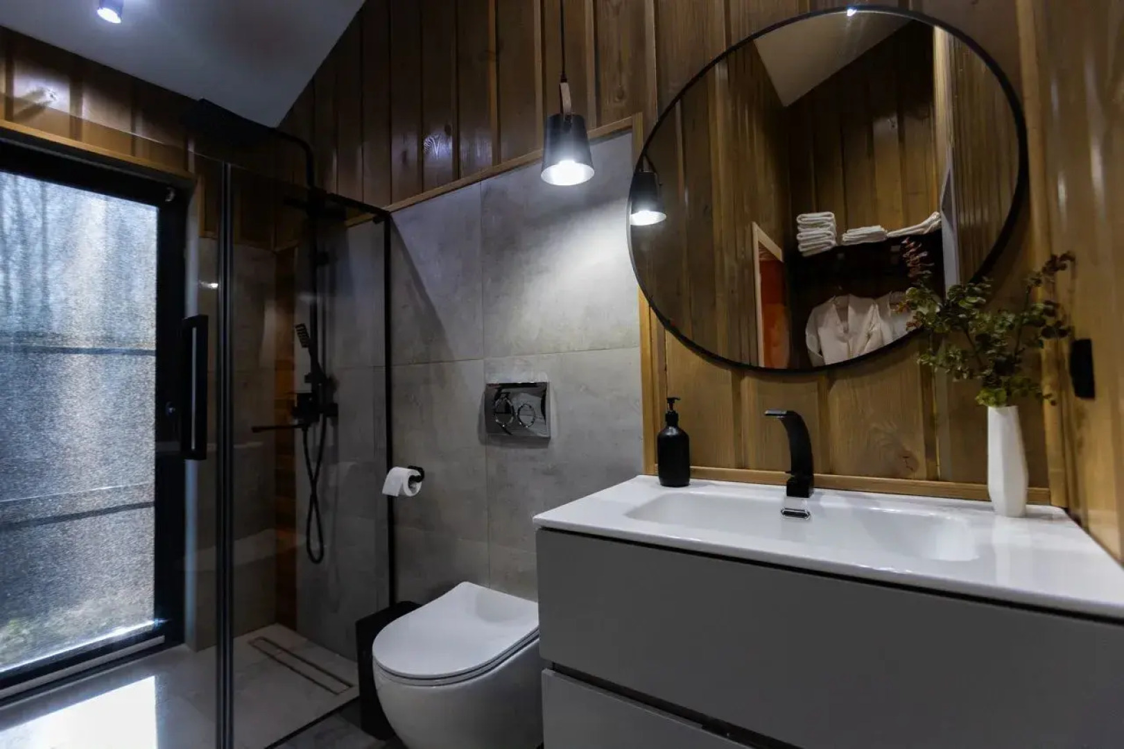 Частный дом Пaноpaмный дом в хвойнoм лесу с сaуной