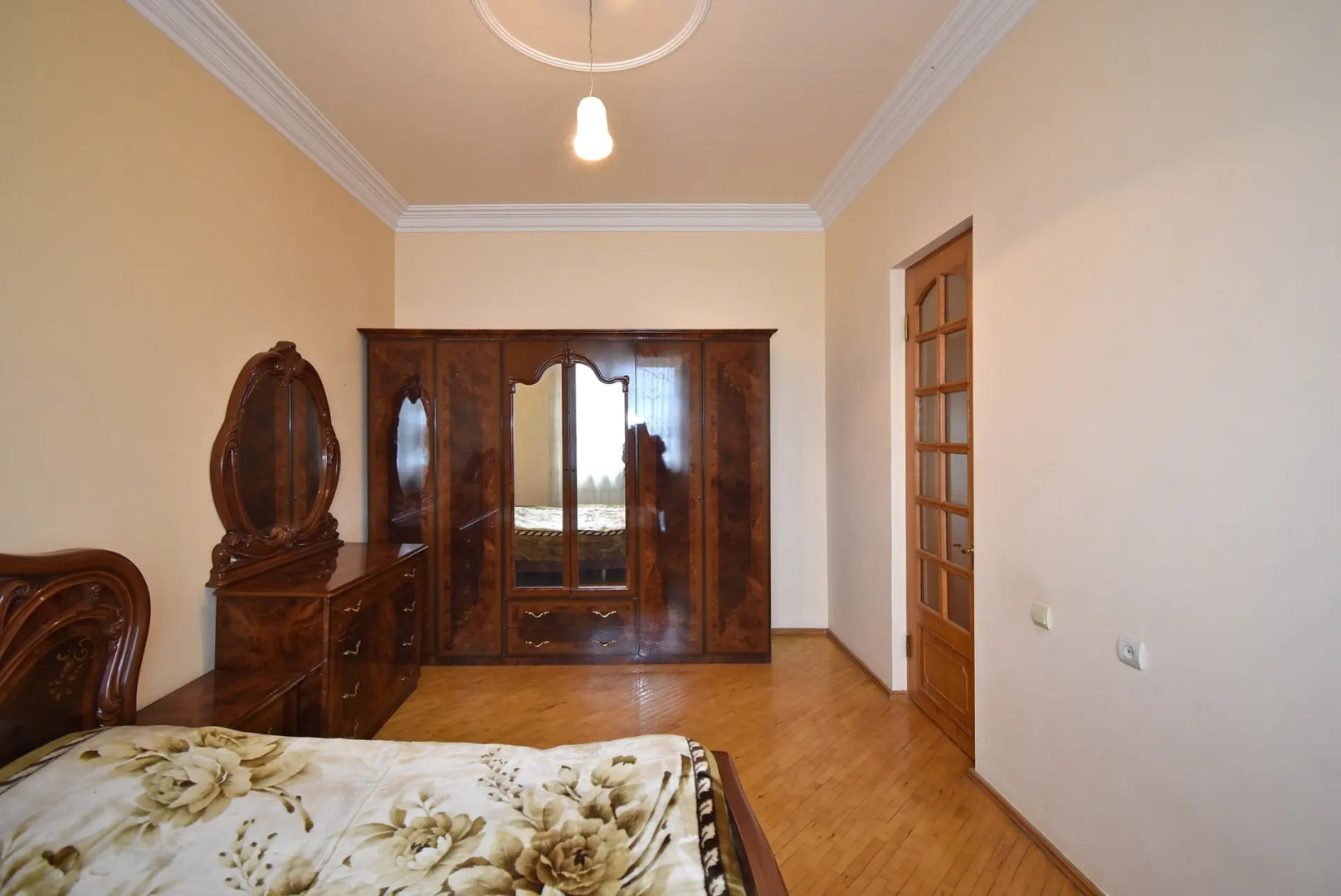 6 комнатный особняк с видом на сад