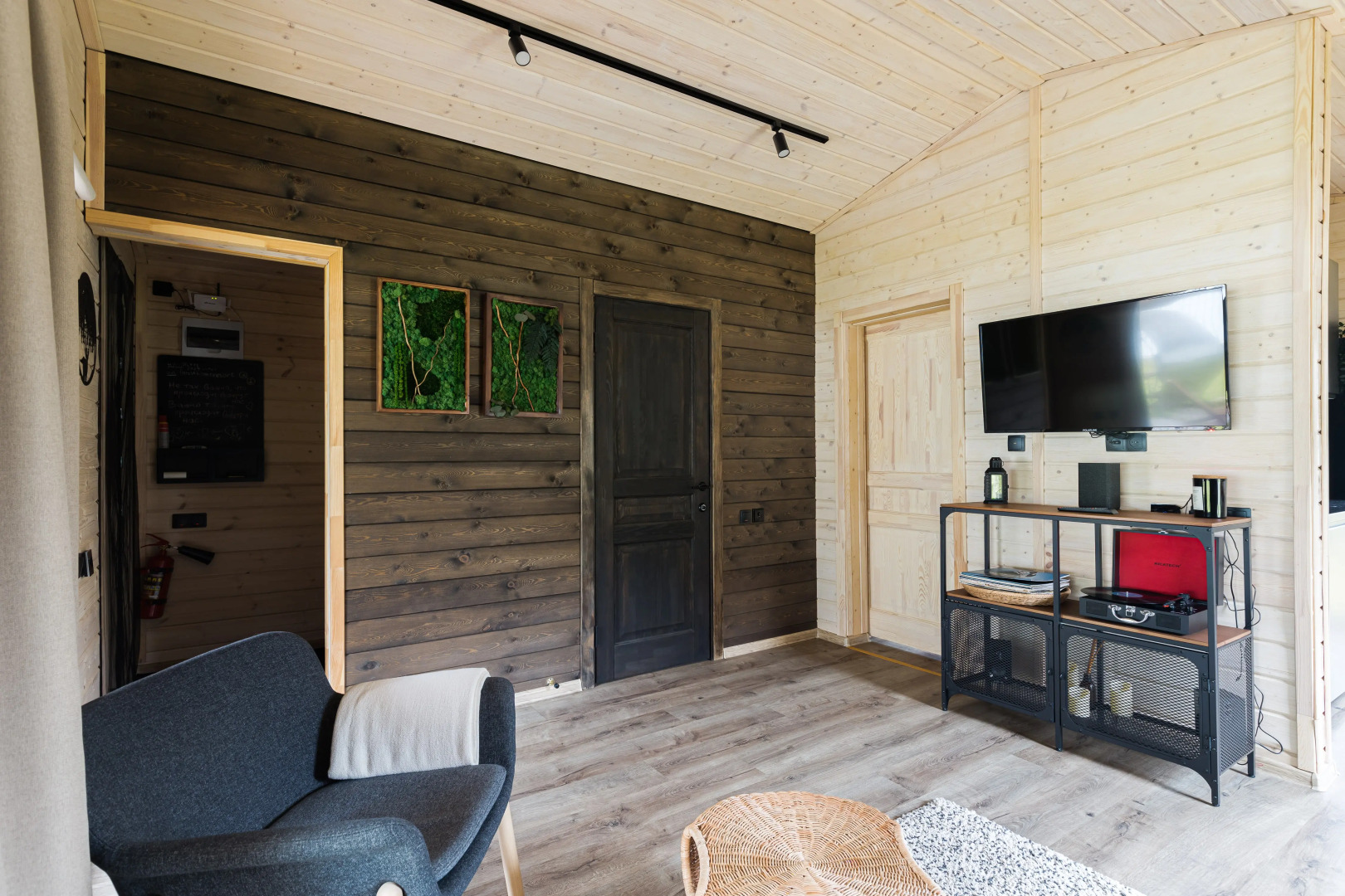 Частный дом у леса