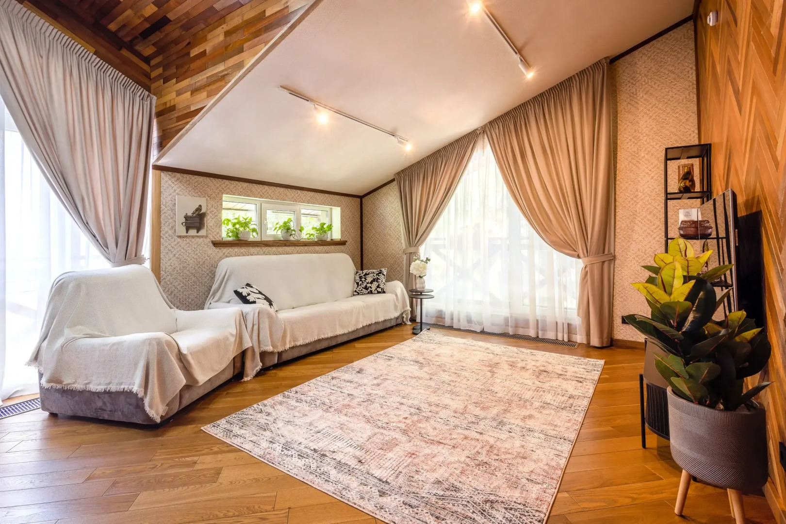 Частный дом у сквера в центре Поляны