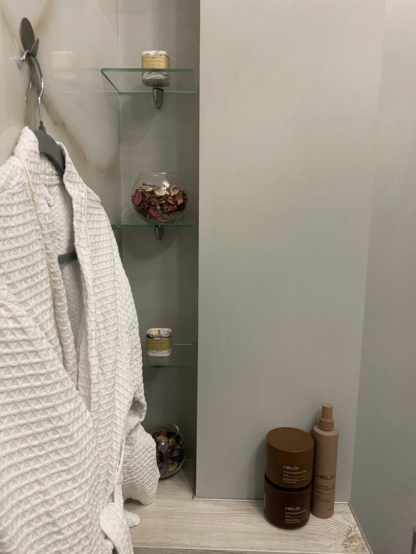 Апартаменты в современном стиле с камином