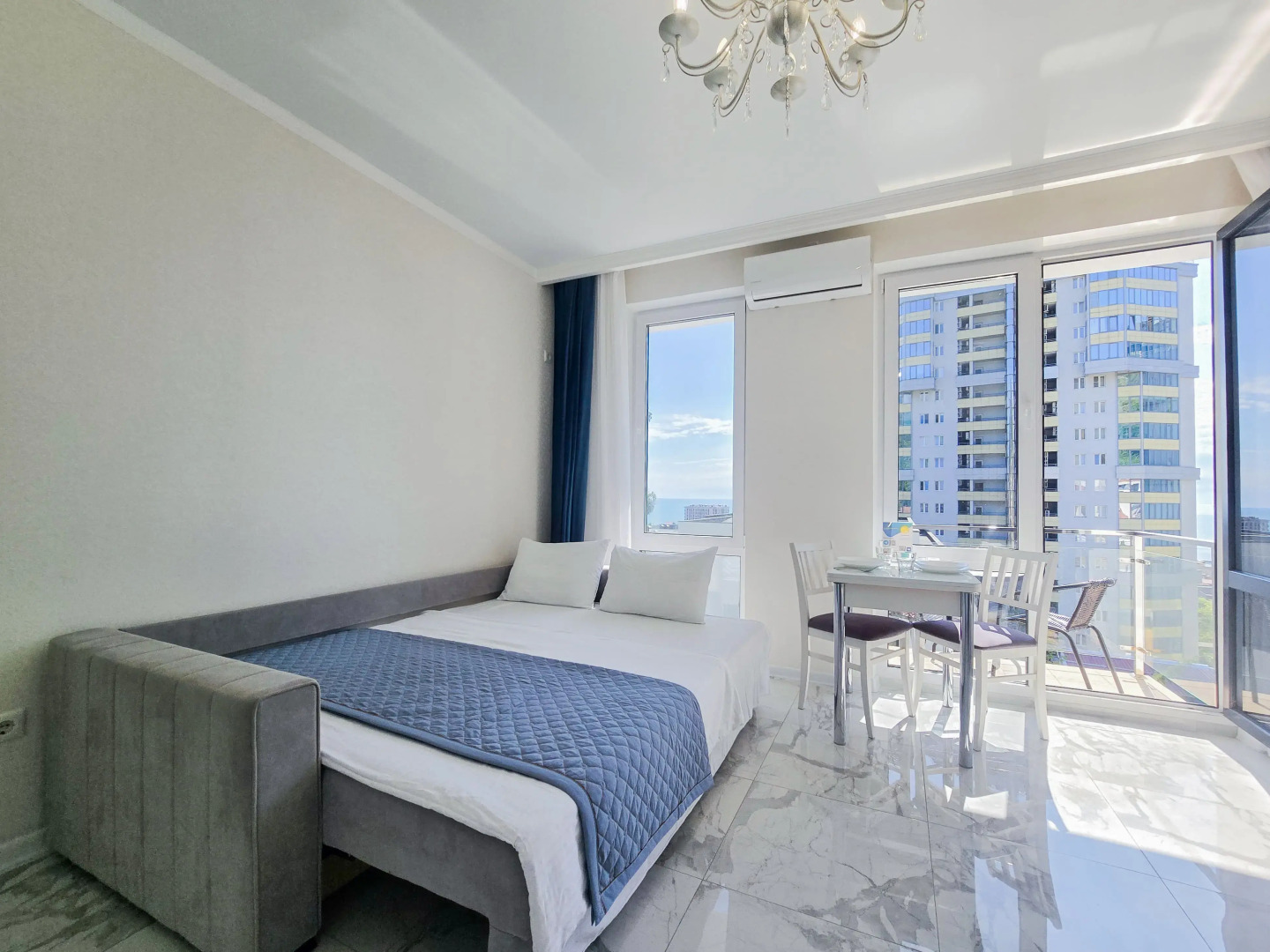 Квартира светлая студия с видом на море и балконом с бассейном на территории