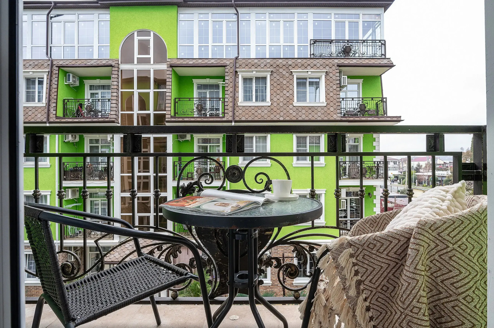 Апартаменты Red Apartments Арт Лайт Сити Форд