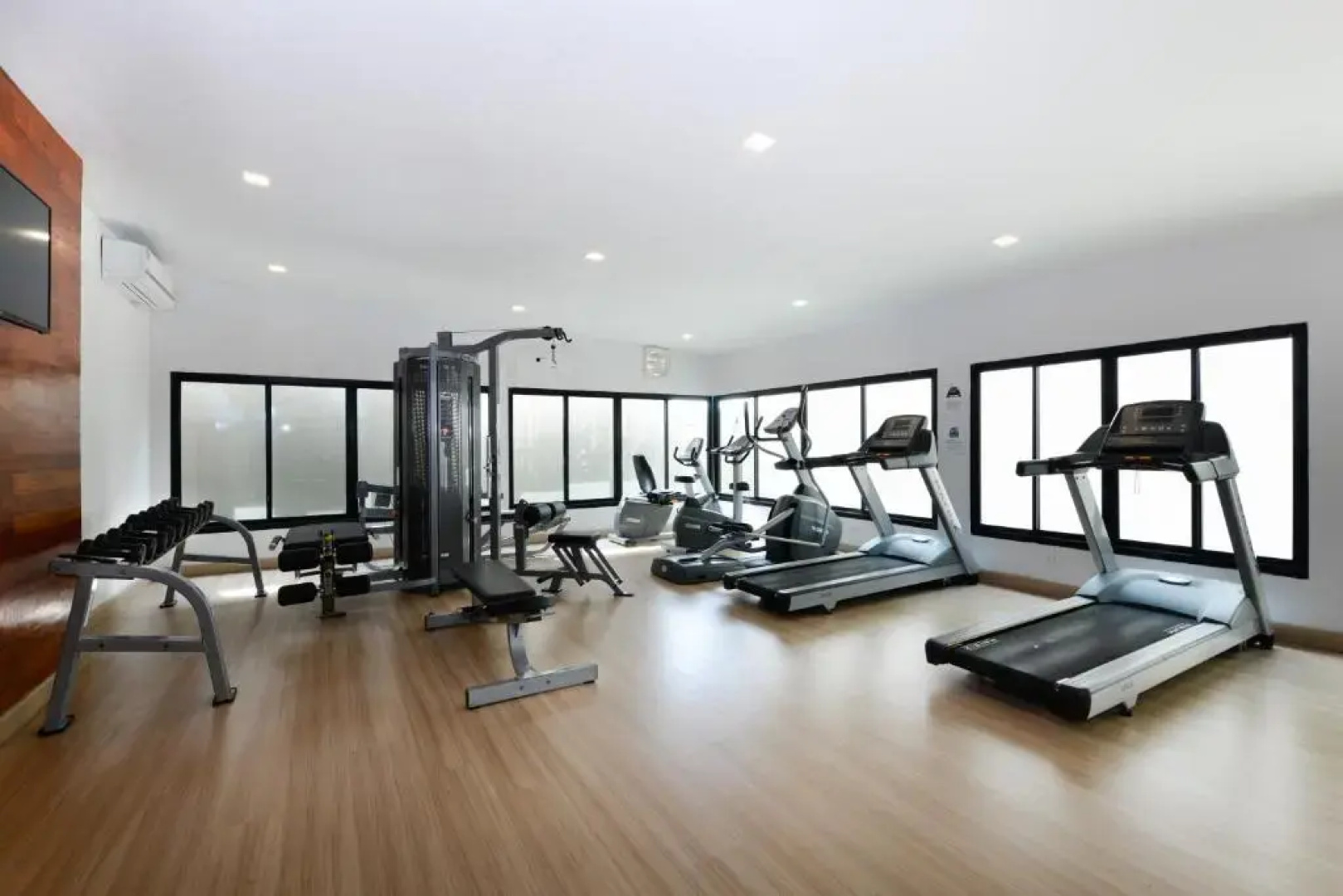 Отель Ramada by Wyndham Bangkok Ten Ekamai Residences