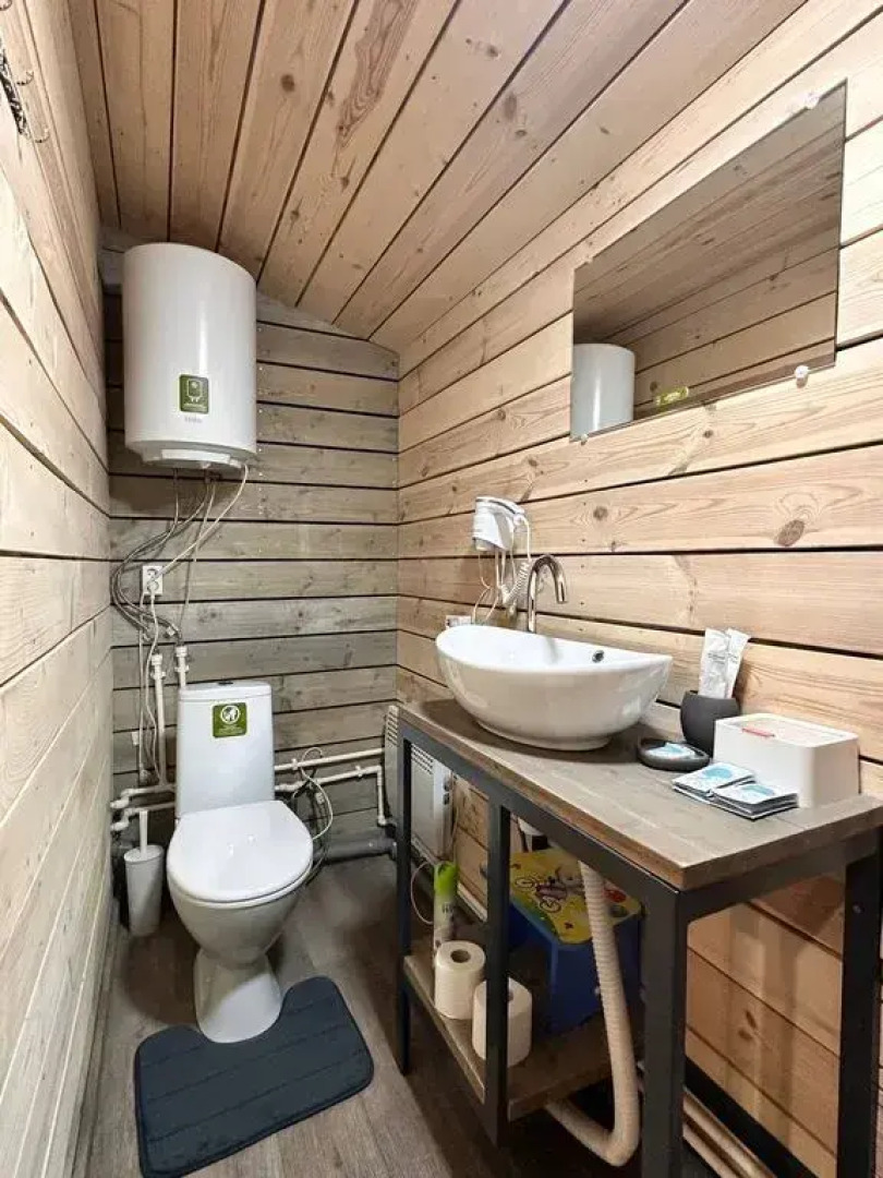 Частный дом с панорамными окнами в березовом лесу, терраса, баня, мангал