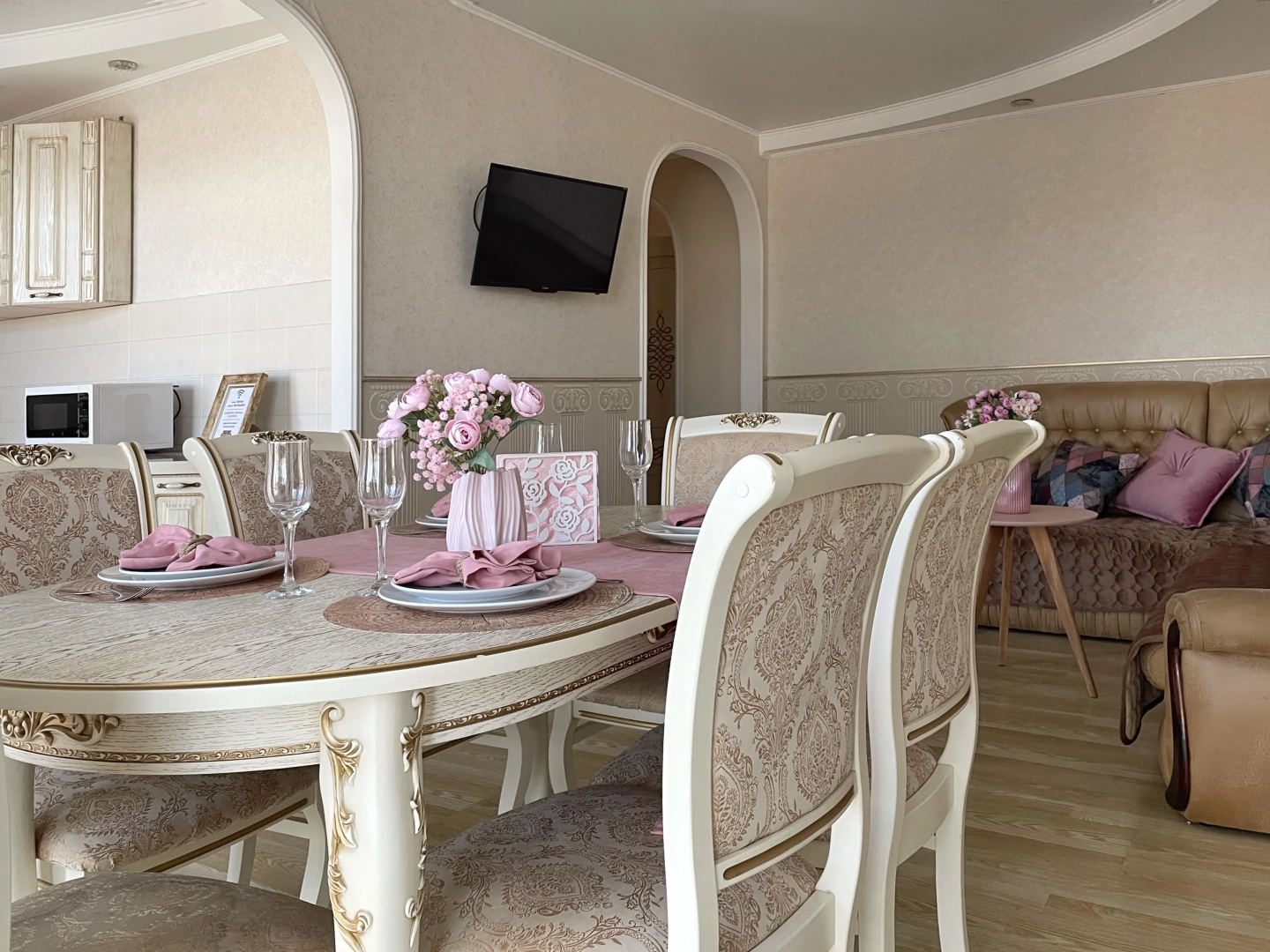 Квартира Шикарная в Центре Города с Двумя Спальнями