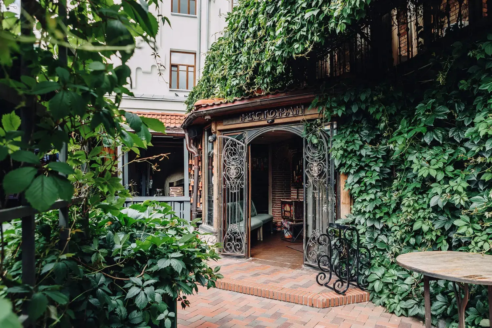 Отель Амбассадори