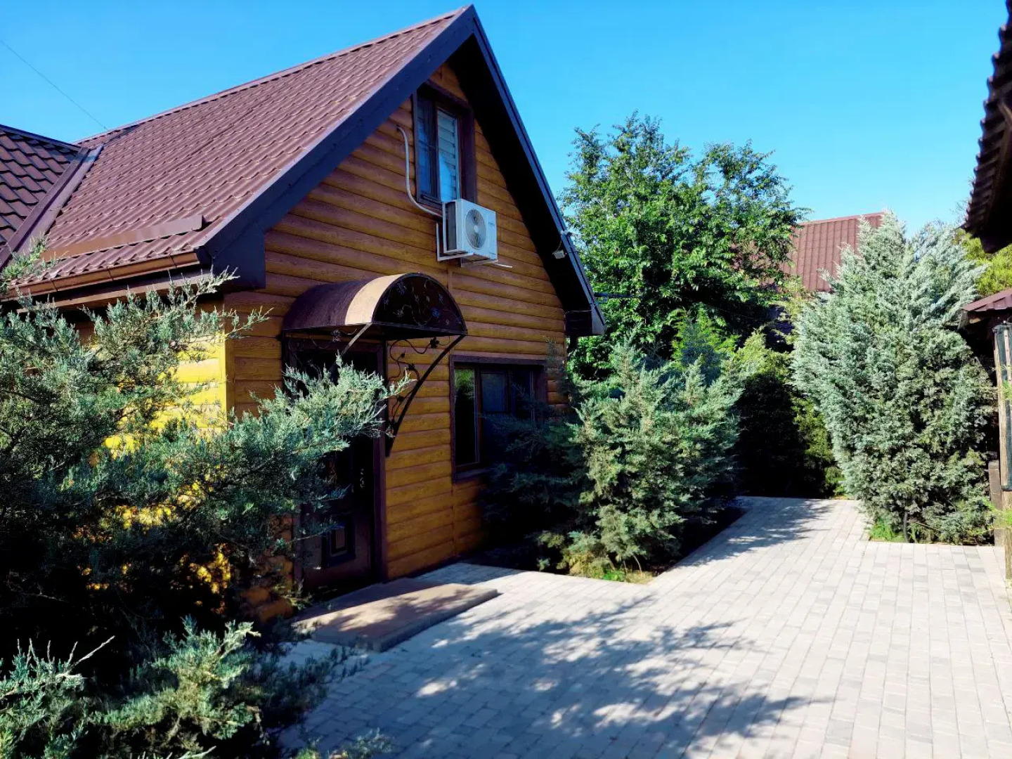 Частный дом с баней на дровах на берегу реки Миус