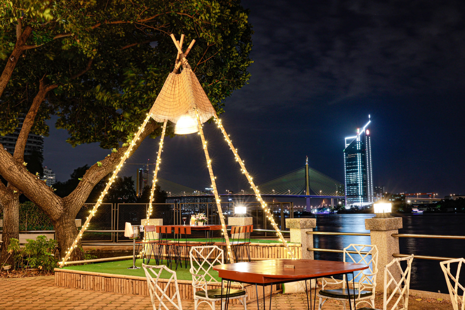 Отель Montien Riverside Hotel Bangkok