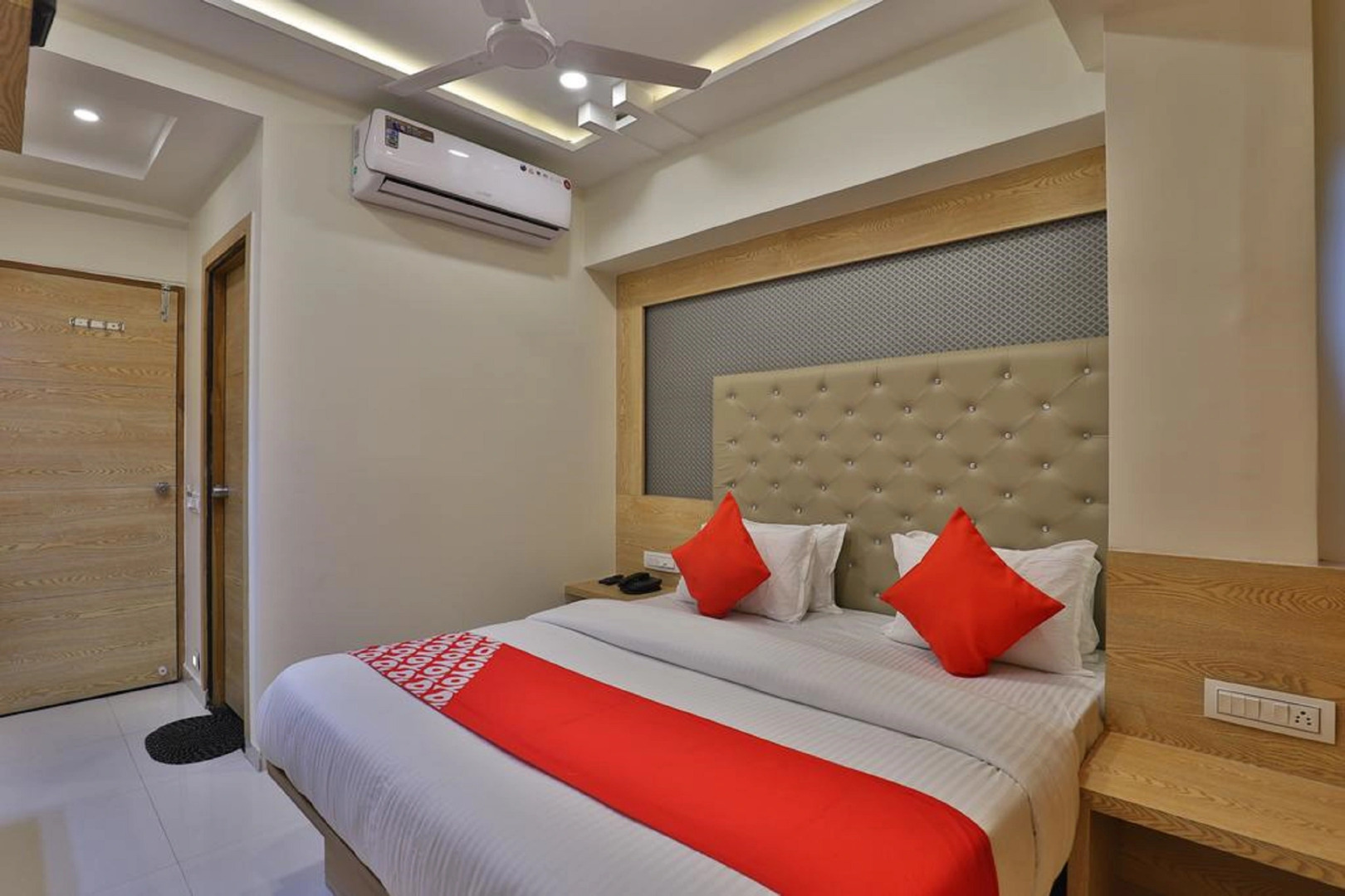 Отель Royal Square by Sky Stays