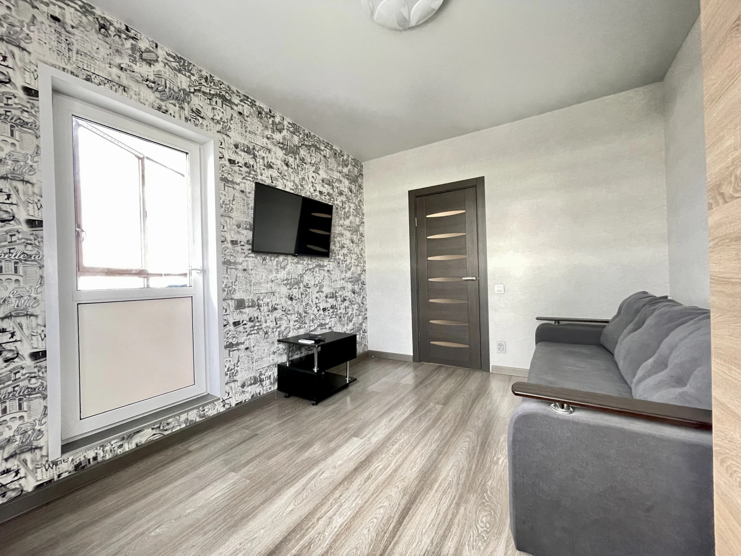 Двухкомнатная квартира сети "PanApartments" с панорамным видом на город