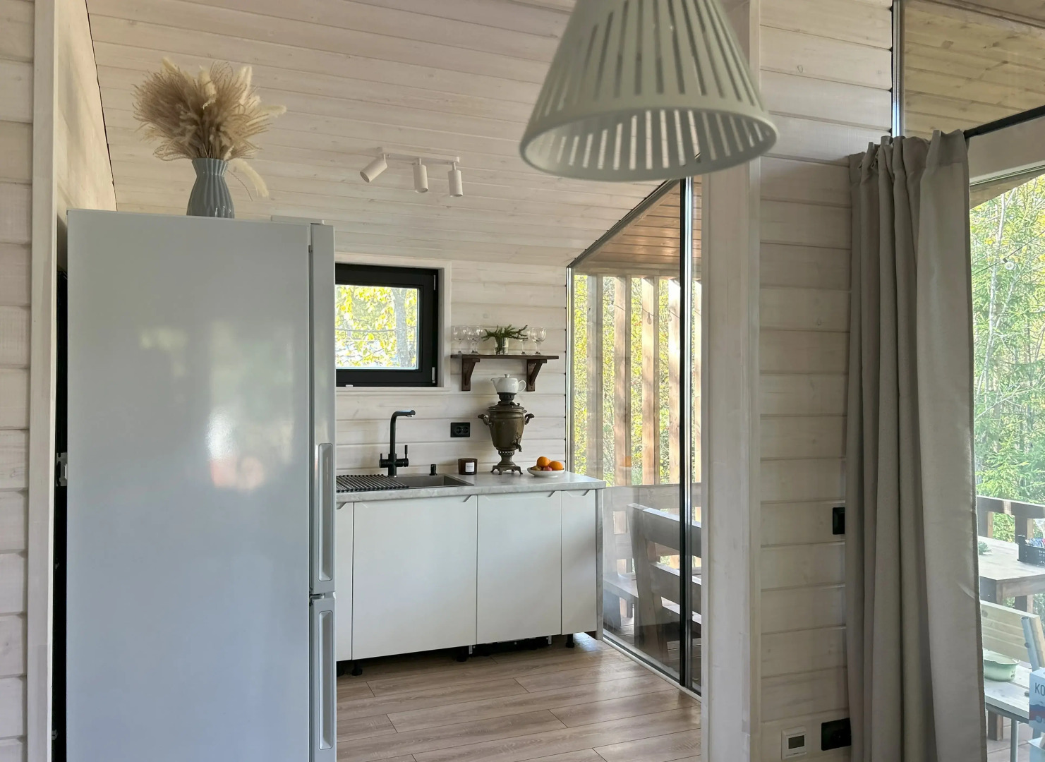 Частный дом у озера с террасой Сосновый дом