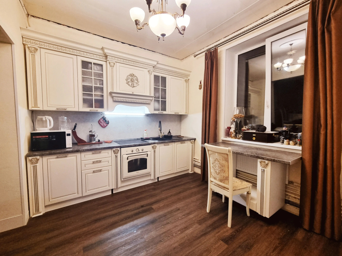 Частный дом Большой двухэтажный коттедж в стиле ампир с баней и бассейном