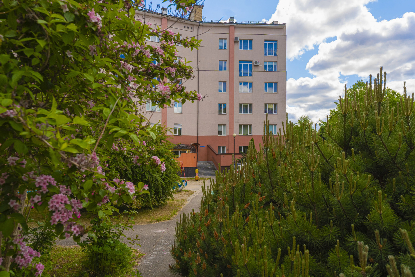 Квартира Двухкомнатная вид на Ботанический сад на 2 этаже