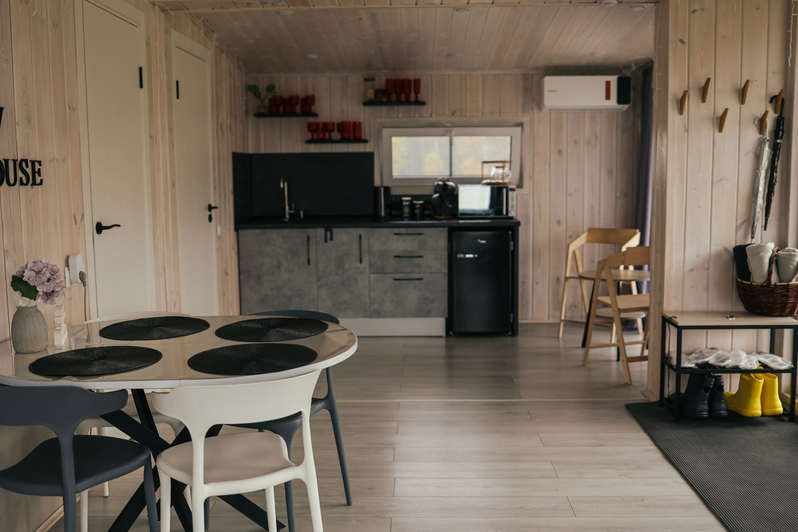 Частный дом  Belov House  с панорамным остеклением у леса