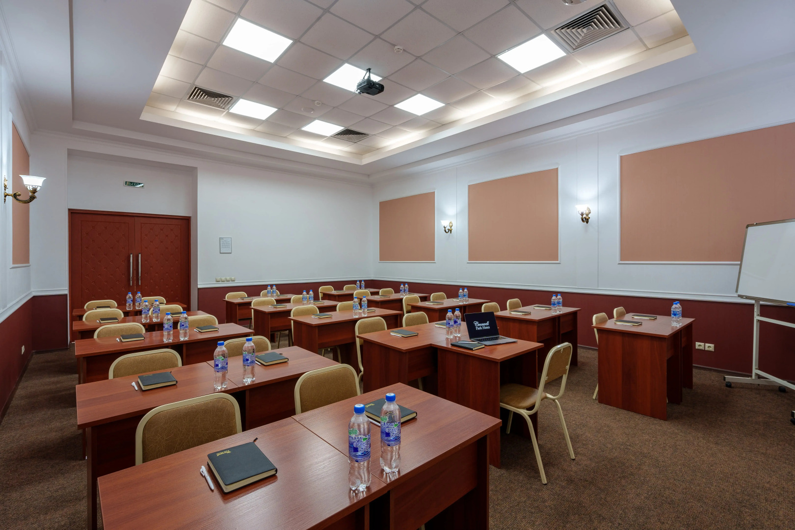 Отель Cronwell Park Ника