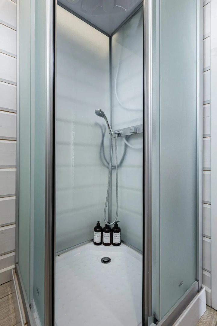 Частный Дом Среди Зимнего Леса с Панорамными Окнами