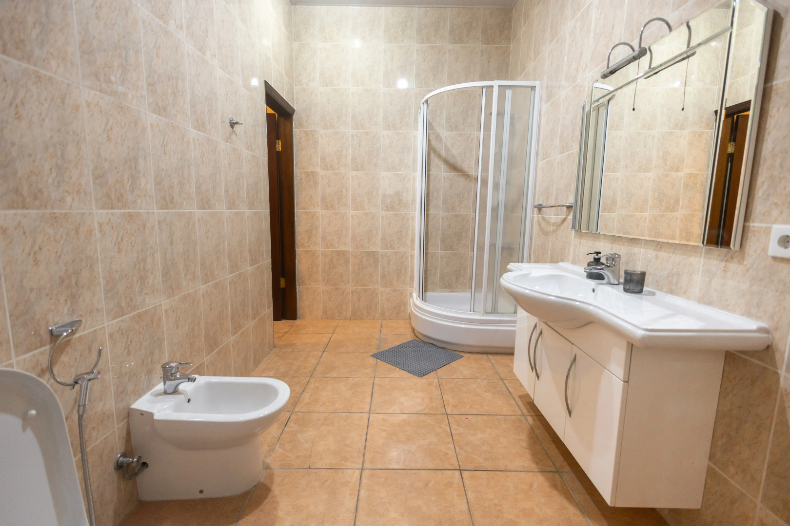 Апартаменты двухкомнатные с гостинной комнатой на Торговой улице ( K5)