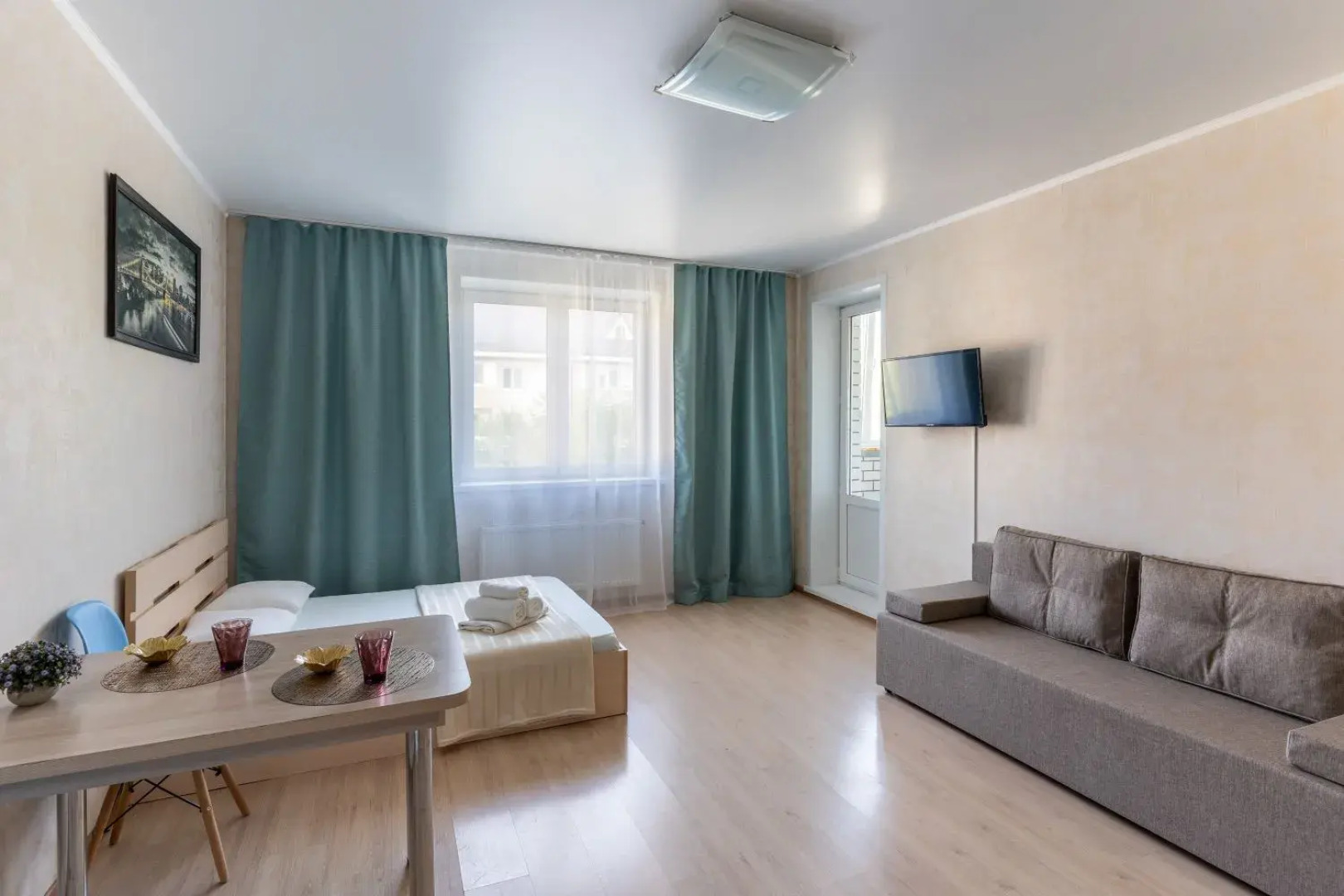 Апартаменты студия в новом доме в центре Тюмени